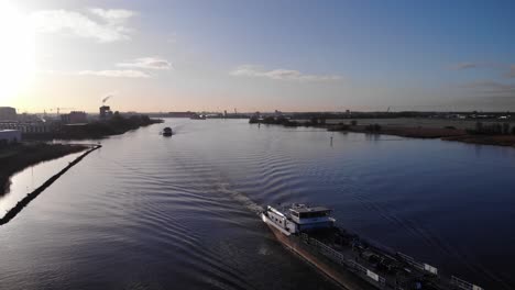 Viaje-En-Barcaza-Cisterna-En-El-Plácido-Río-De-Oude-Maas-Durante-El-Amanecer-En-Holanda-Del-Sur,-Países-Bajos