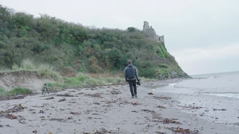un videógrafo en la ubicación en la playa