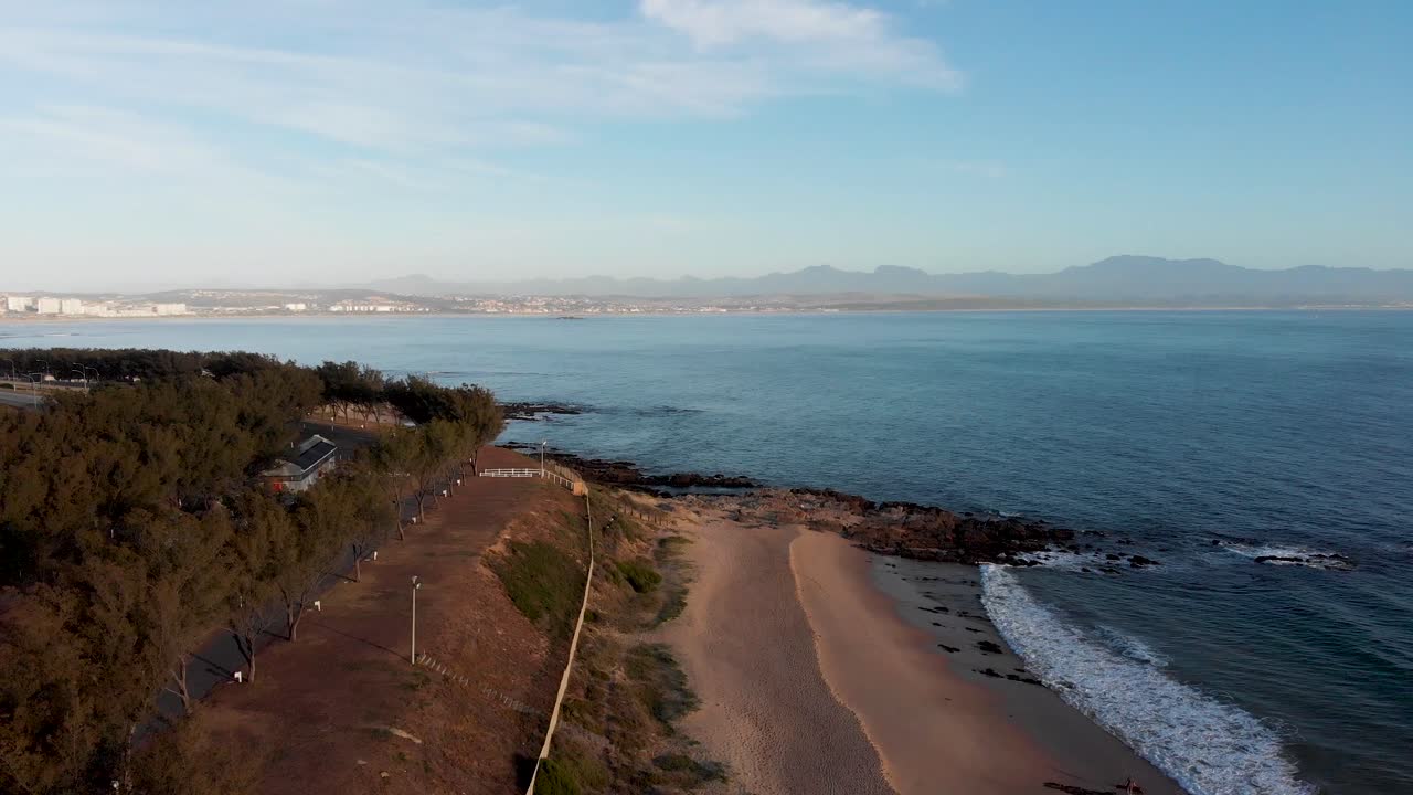 tiro de drone temprano en la mañana de una playa en mosselbaai sudáfrica
