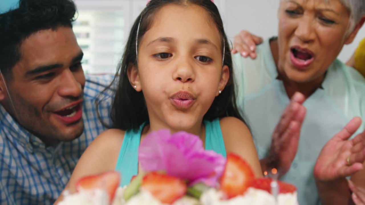 familia celebrando su cumpleaños