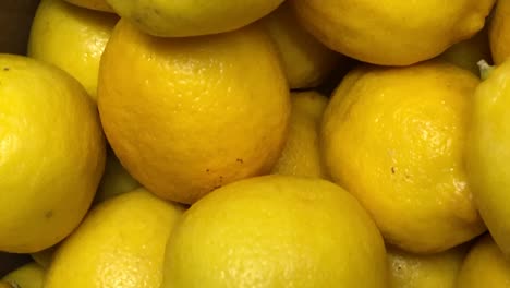 fotografía de cerca de un lote de limones amarillos brillantes listos para ser utilizados en una deliciosa receta saludable