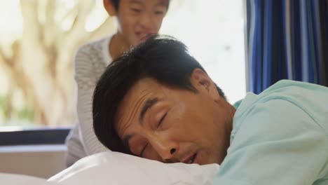 아들이 침실 4k에서 아버지를 깨우고