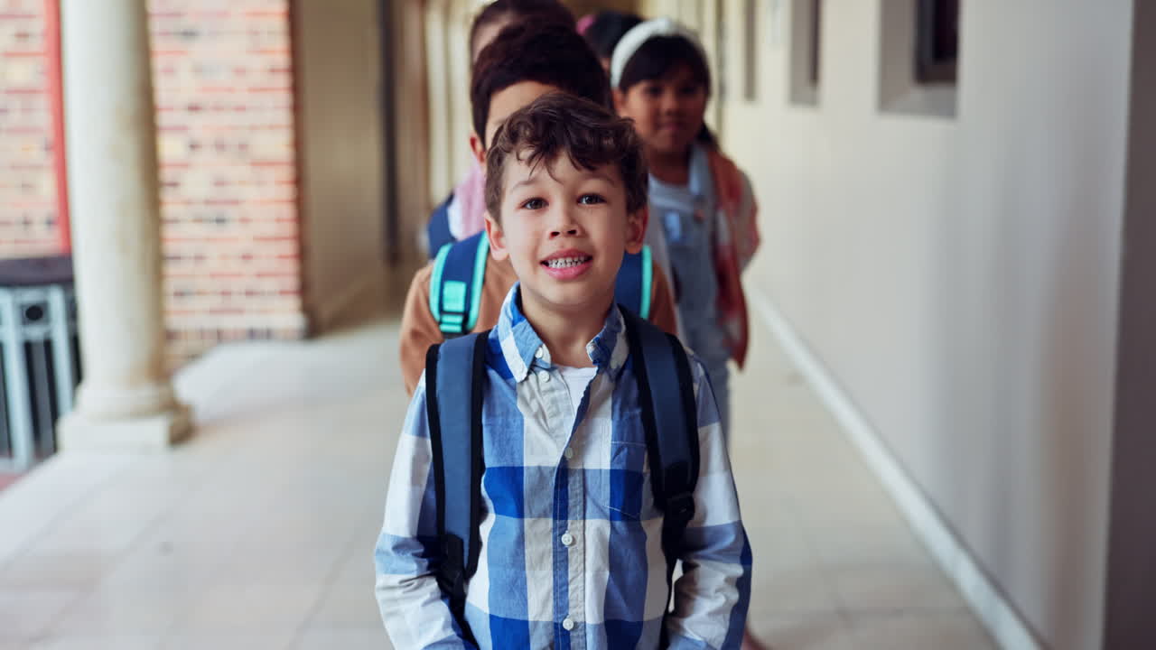 educación, cara y sonrisa con los niños en la escuela