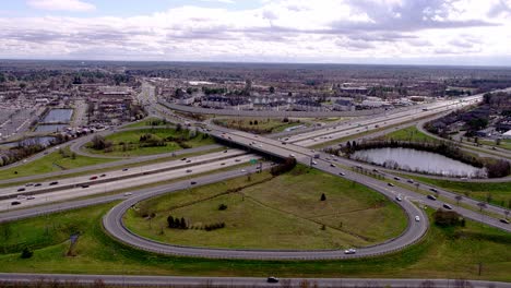 Verkehr-An-Der-Kreuzung-Der-Interstate-64-Und-Greenbriar-Parkway-In-Chesapeake,-Virginia-Am-Frühen-Nachmittag