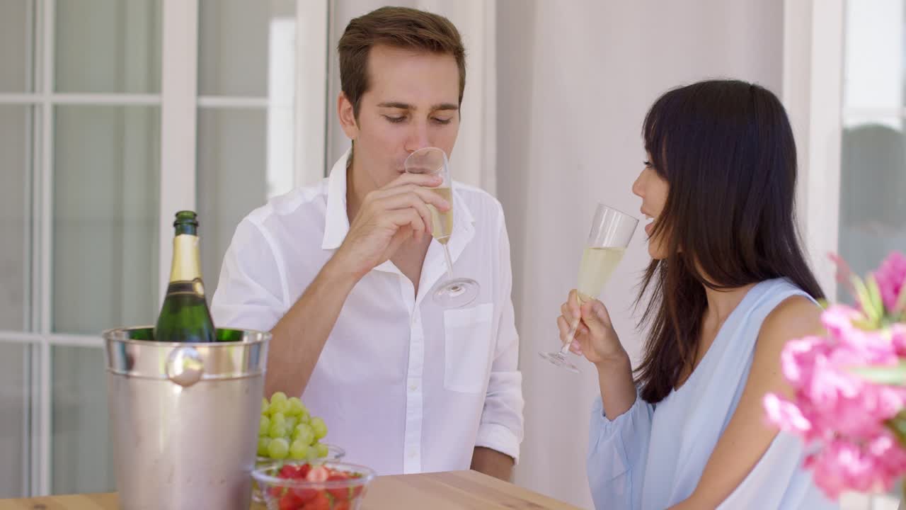 pareja alegre brindando champán
