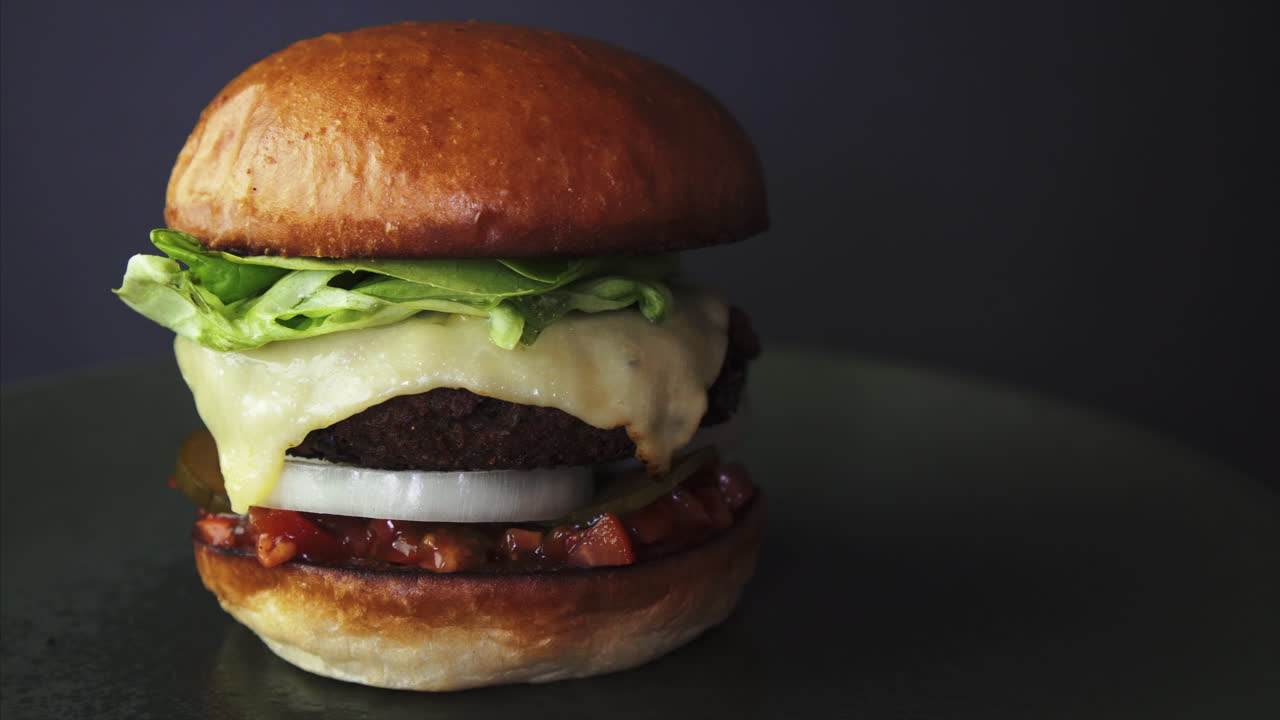 hamburguesa con queso apetitosa ahumada fresca girando en 4k