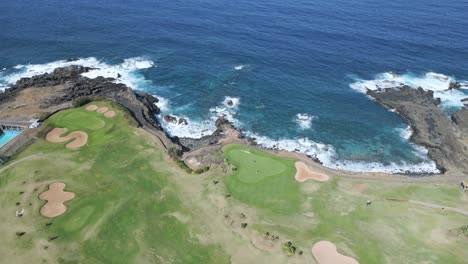 vista aérea de un impresionante campo de golf cerca del mar