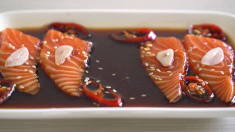 shoyu marinado con salmón o salsa de soja en escabeche de salmón al estilo coreano