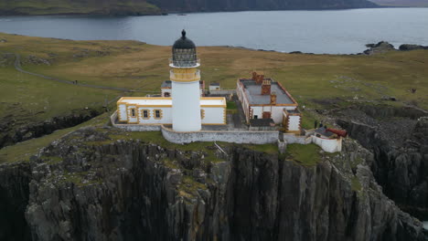 Establecimiento-Aéreo-Revelando-El-Faro-Y-El-Paisaje-De-Neist-Point.