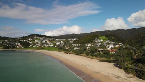 Sandstrand-Ohne-Menschen,-Beliebter-Ferienhausstandort-Zum-Entspannen-In-Langs-Beach,-Neuseeland---Luftaufnahme