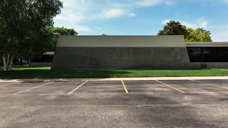 Drängt-Und-Schleppt-Sich-Vorwärts-In-Richtung-Einer-Brutalistischen,-Modernen-Wahrzeichenkirche