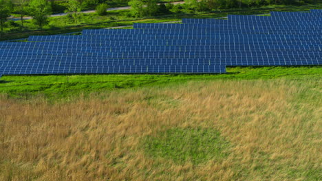 Granja-De-Baterías-Solares-En-El-Campo.-Fuente-De-Energía-Alternativa-Renovable