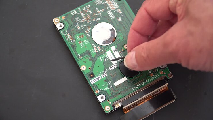 Harddisk bliver nøje inspiceret af en tekniker.