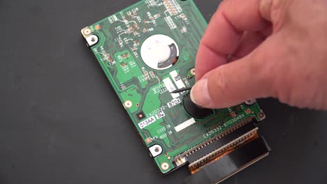 disco duro de la computadora siendo inspeccionado de cerca por un técnico