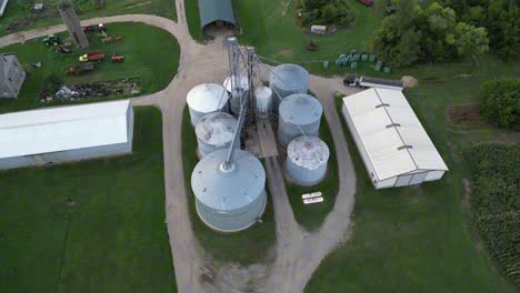 Vista-Aérea-Del-Almacenamiento-De-Silos-De-Maíz-Agrícola.-Agricultura