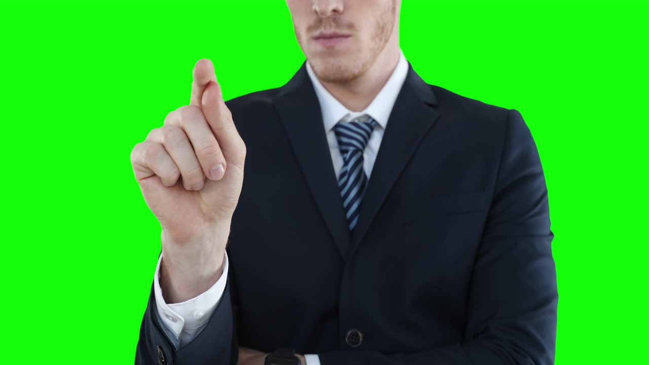 녹색 배경 에 손 을 들고 있는 백인 남자 의 중간 부분