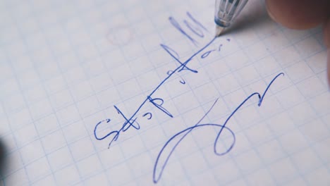 사람이 문장을 지우고 종이 시트 매크로에 멈추십시오.