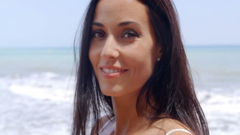 Pretty-Woman-at-Beach-with-Happy-Facial-Expression