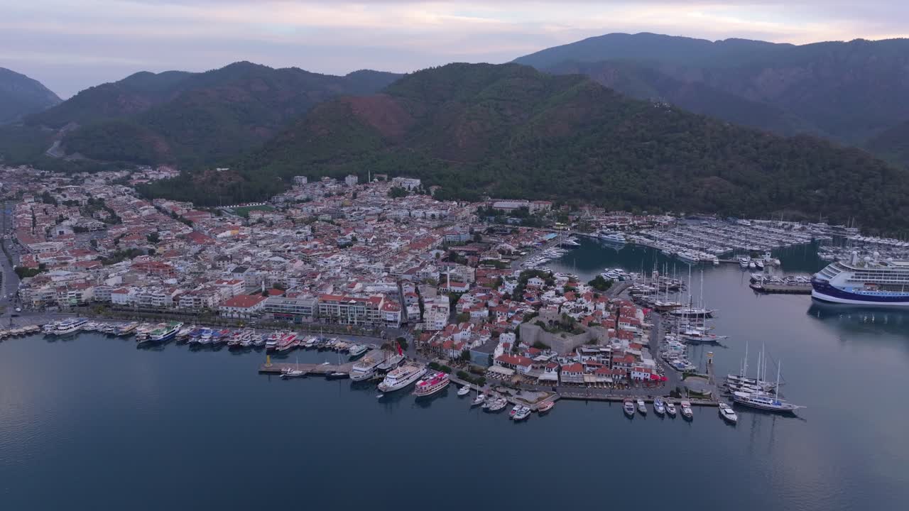 Vista aerea della città turistica di Marmaris immersa nella luce dell'alba, Turchia