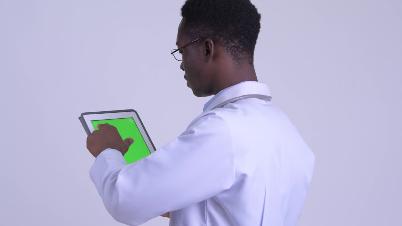 joven y guapo hombre africano médico