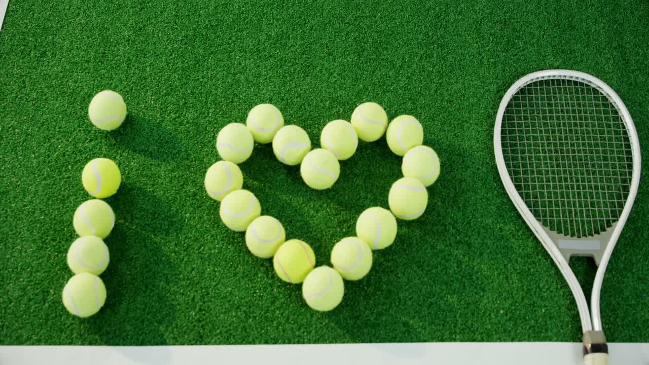 심장 모양으로 배열 된 테니스 공 4k