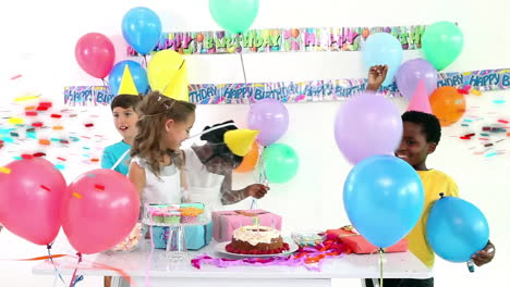 niños celebrando su cumpleaños con globos y animación de confeti