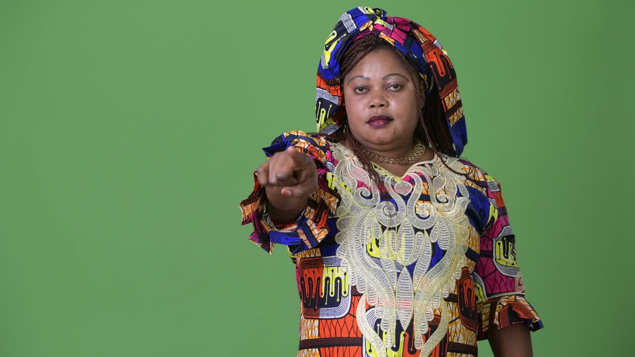 красивая африканская женщина в традиционной одежде на зеленом фоне