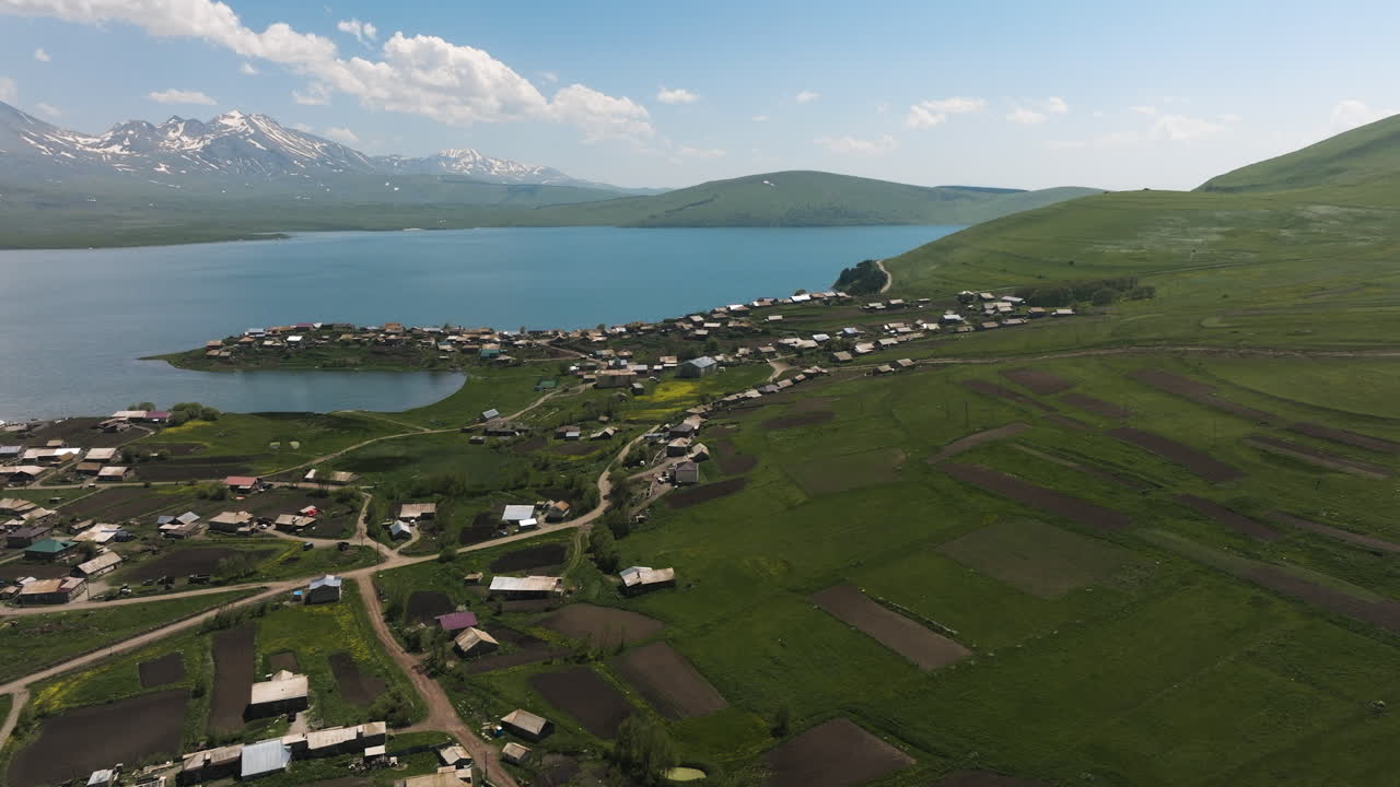 озеро табаткури и небольшая деревня, расположенная неподалеку от величественного хребта самсари