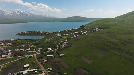 lago tabatskuri y un pequeño pueblo ubicado cerca de la majestuosa cordillera samsari