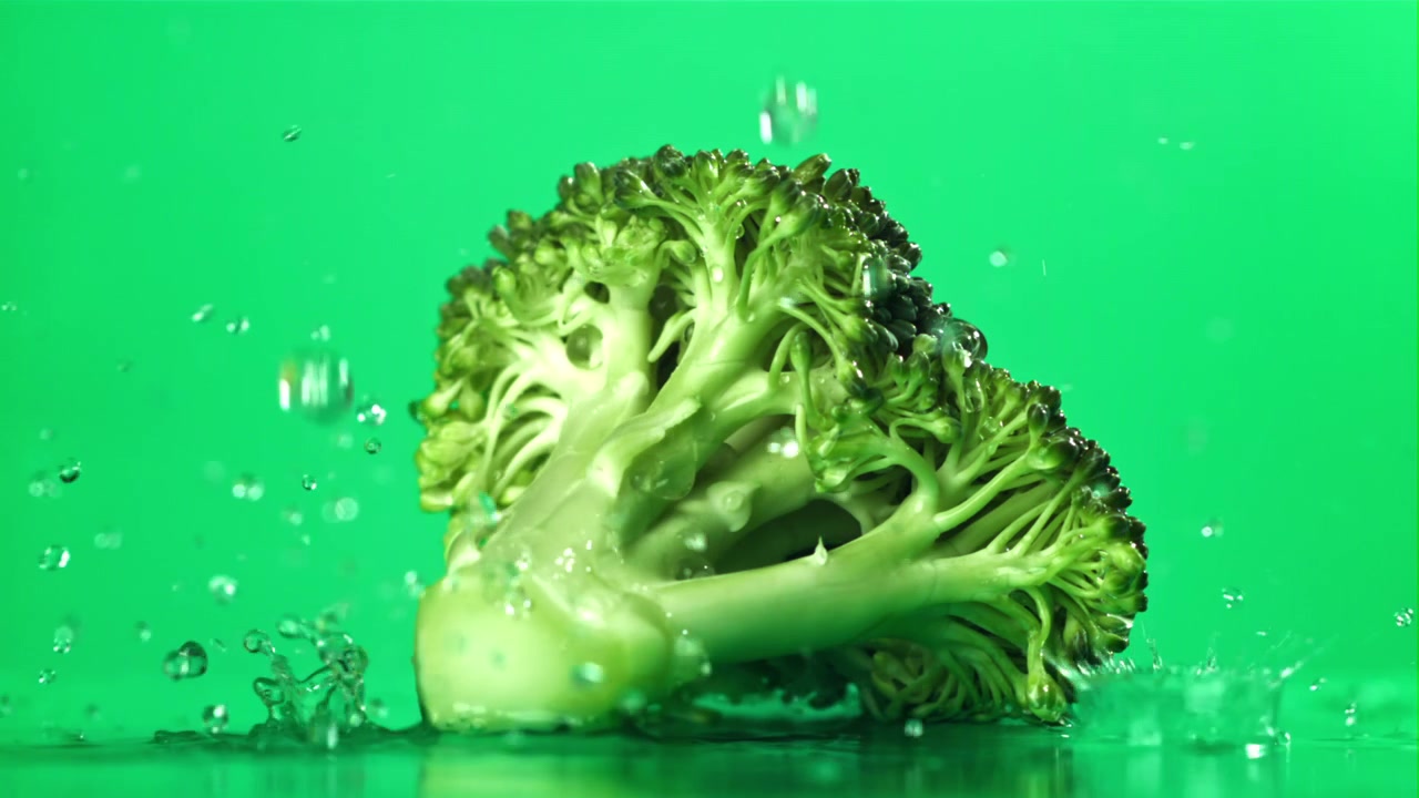 Acqua che schizza su broccoli freschi al rallentatore