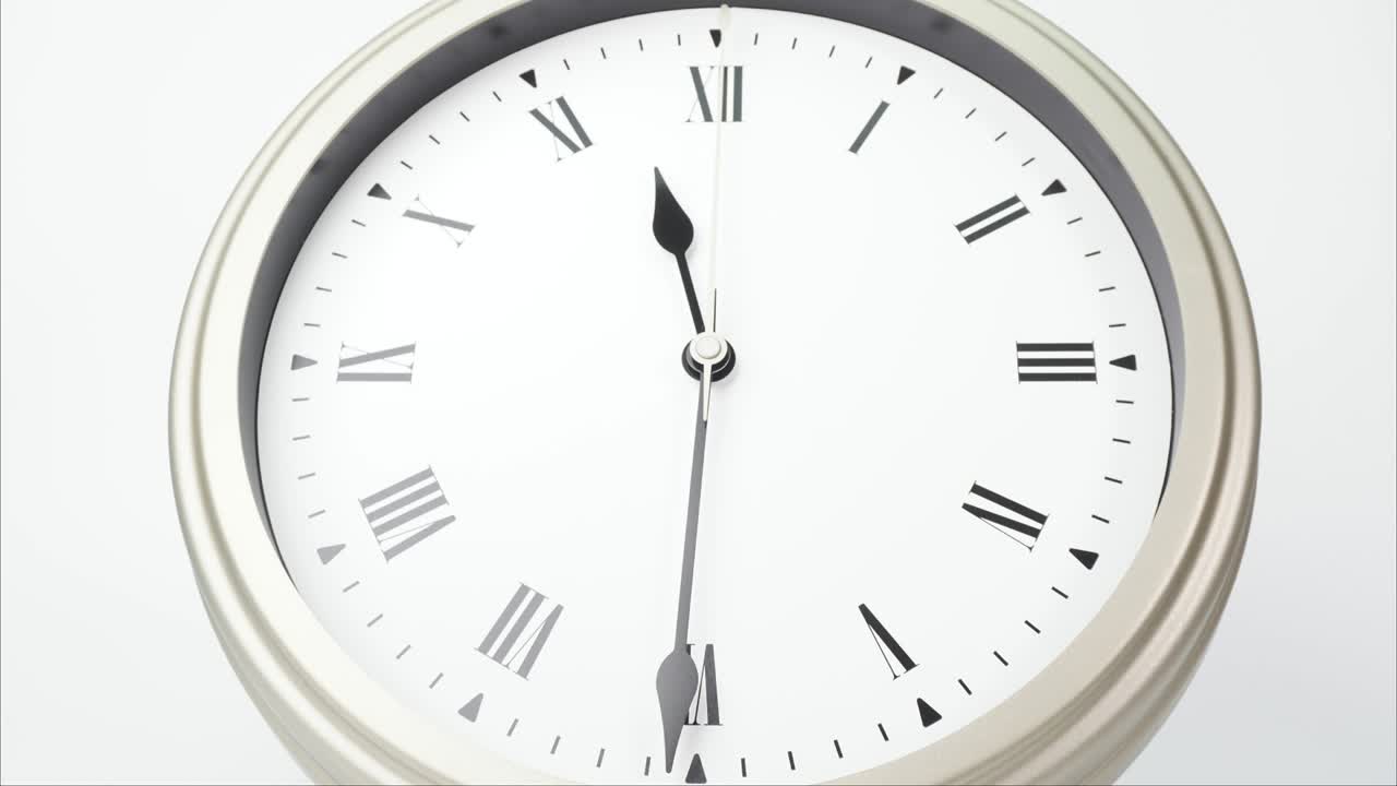 el reloj de pared de plata indica la hora de las doce.