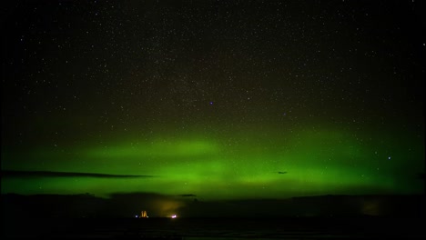 aurora boreal, aurora boreal en el hermoso cielo nocturno en las tierras altas escocesas cerca de inverness