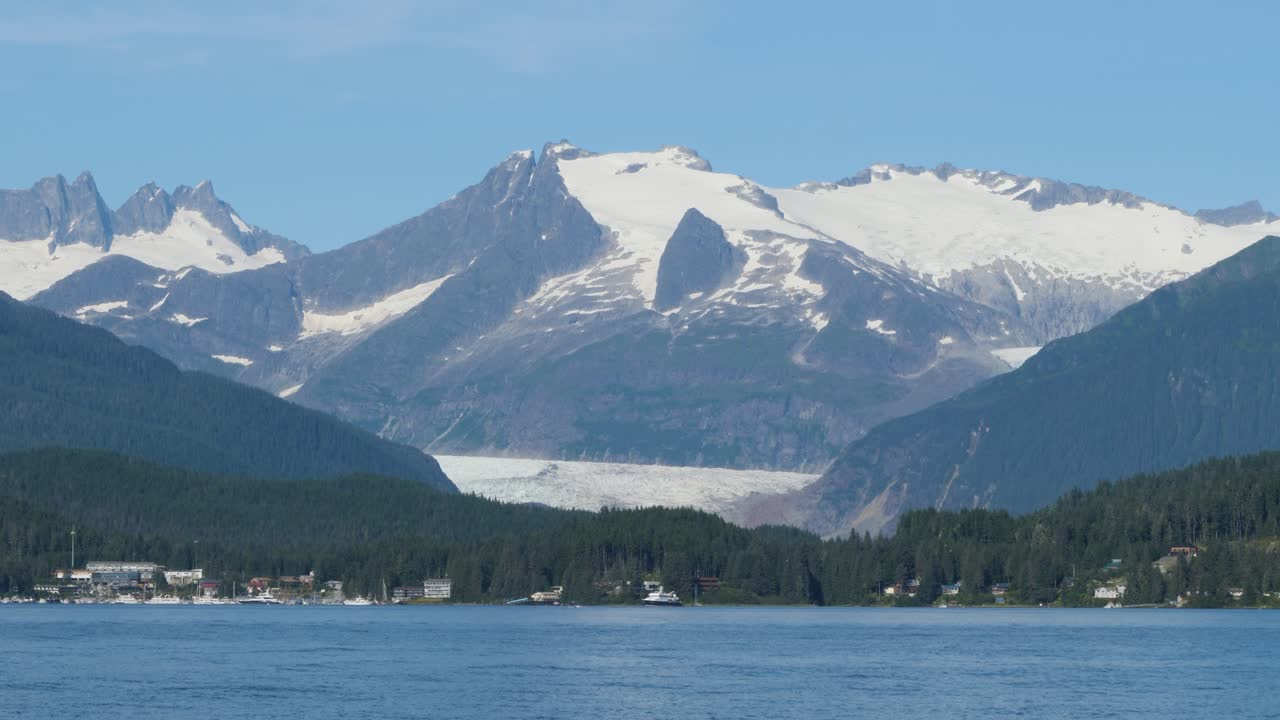 Bella giornata estiva di sole a Juneau, Alaska. Ghiacciaio Mendenhall e le montagne circostanti coperte di neve.