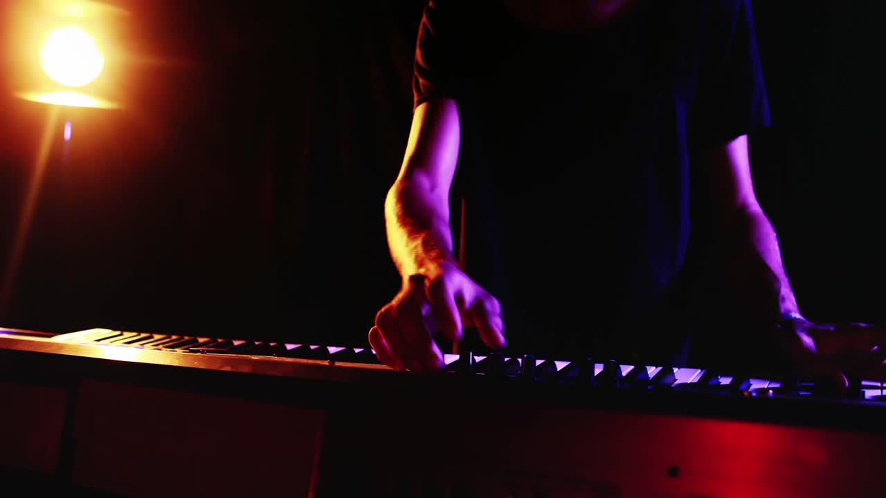 hombre tocando teclado electrónico 4k