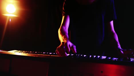 Man-playing-electronic-keyboard-4k