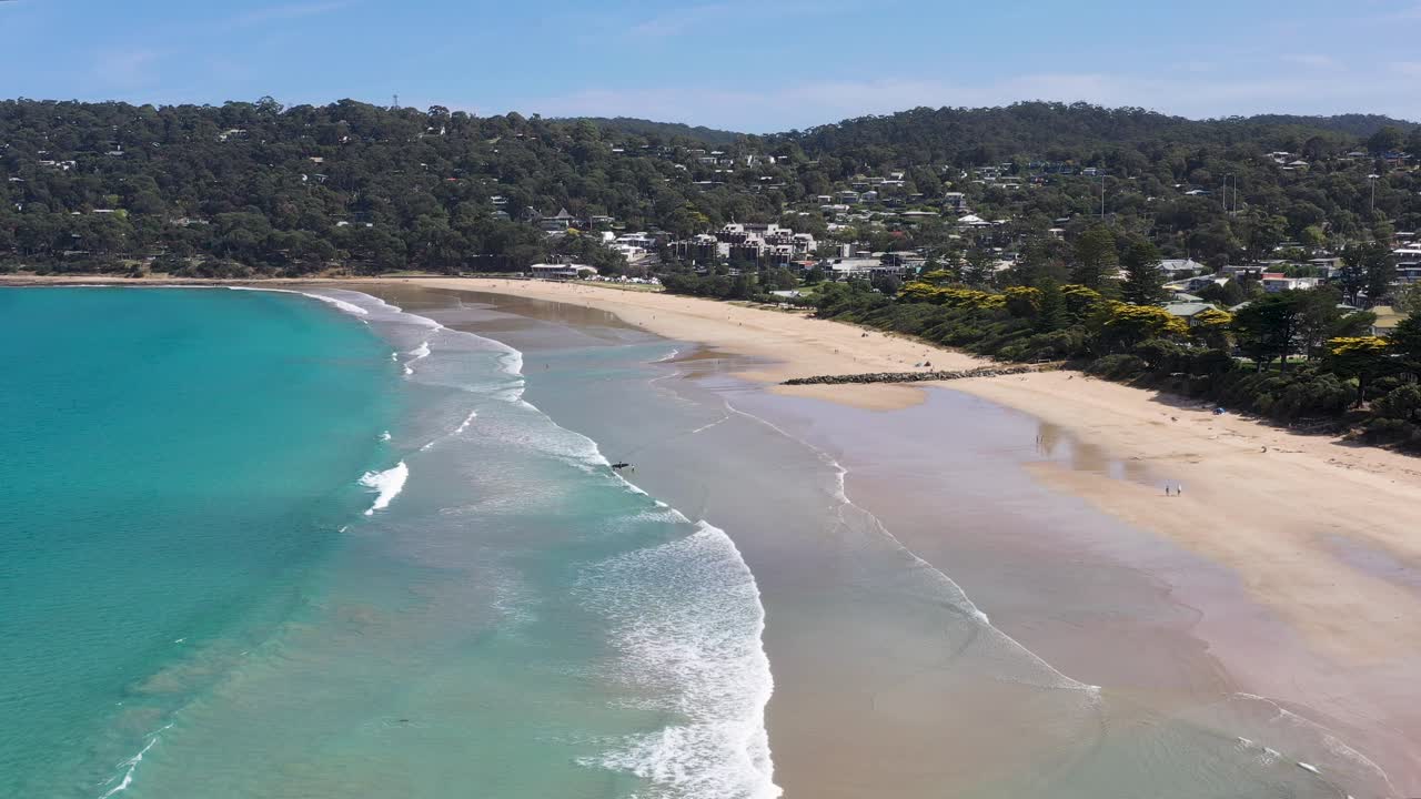 ciudad y playa de lorne estableciendo toma aérea, victoria, australia