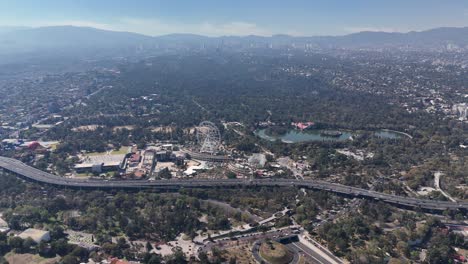 vista aérea que destaca la tranquilidad de la segunda sección del parque chapultepec, cdmx