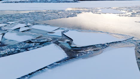 La-Perspectiva-De-Un-Dron-Que-Revela-La-Grandeza-De-Las-Masas-De-Hielo-En-El-Agua.