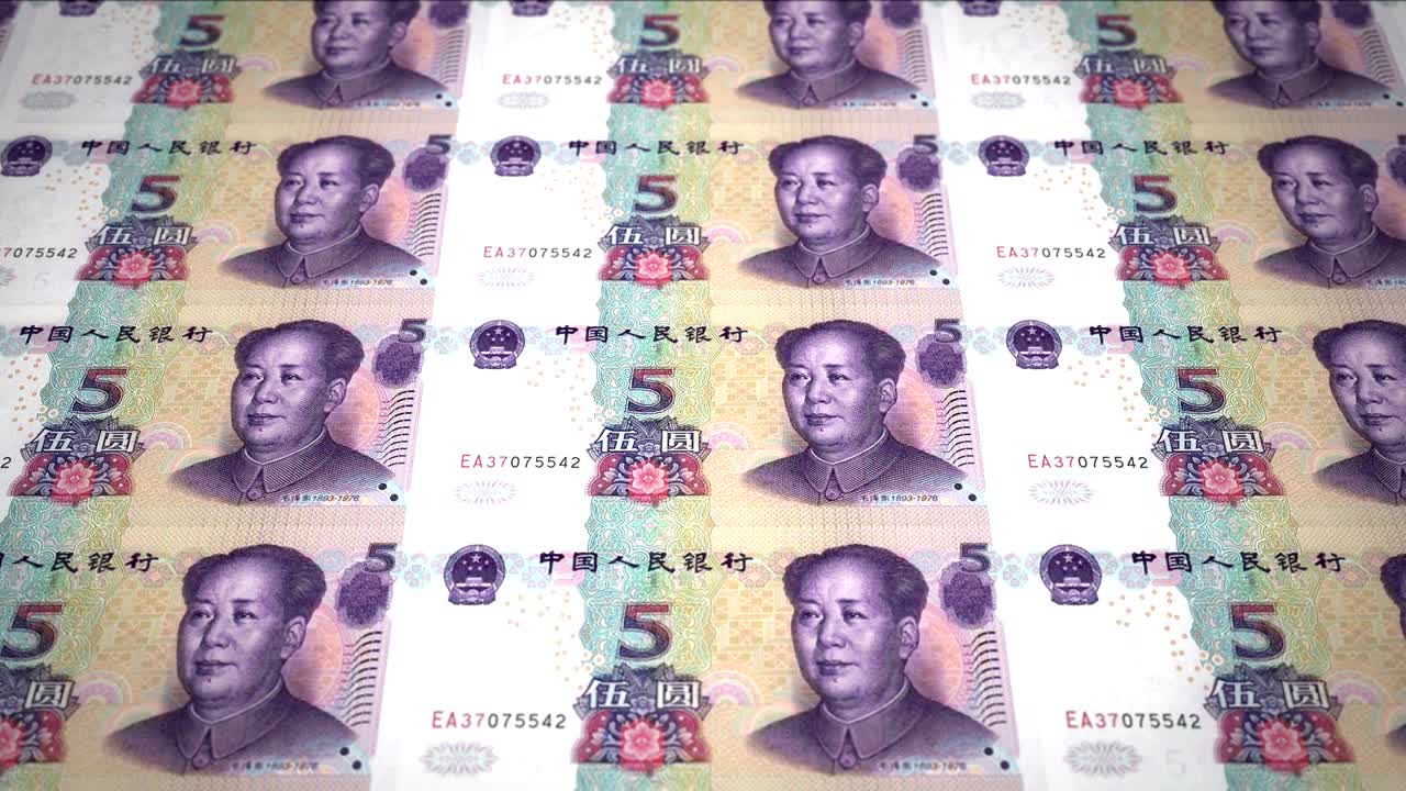 Billetes de cinco renminbi chinos rodando en pantalla, dinero en efectivo, en bucle