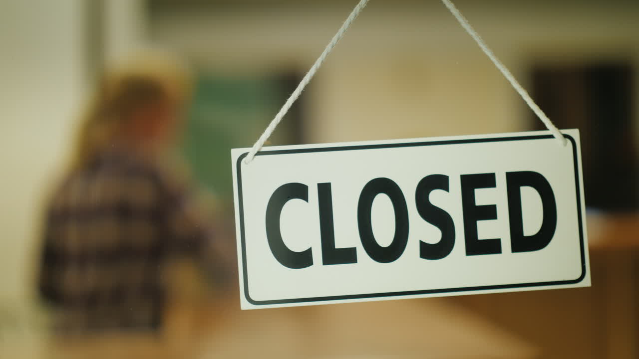 판매자는 늦은 저녁 작업 늦은 개념에 매장을 닫습니다