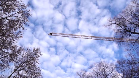grúa de construcción recorriendo lentamente el hermoso cielo azul