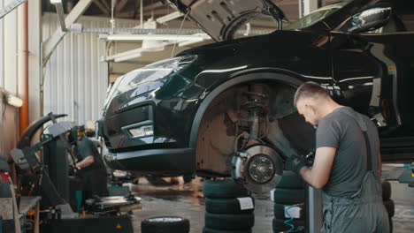 reparación de automóviles en un garaje
