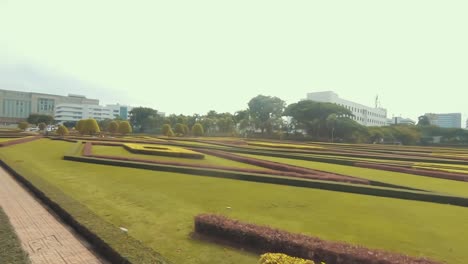 Mirando-Alrededor-En-El-Parque-En-Bangkok.