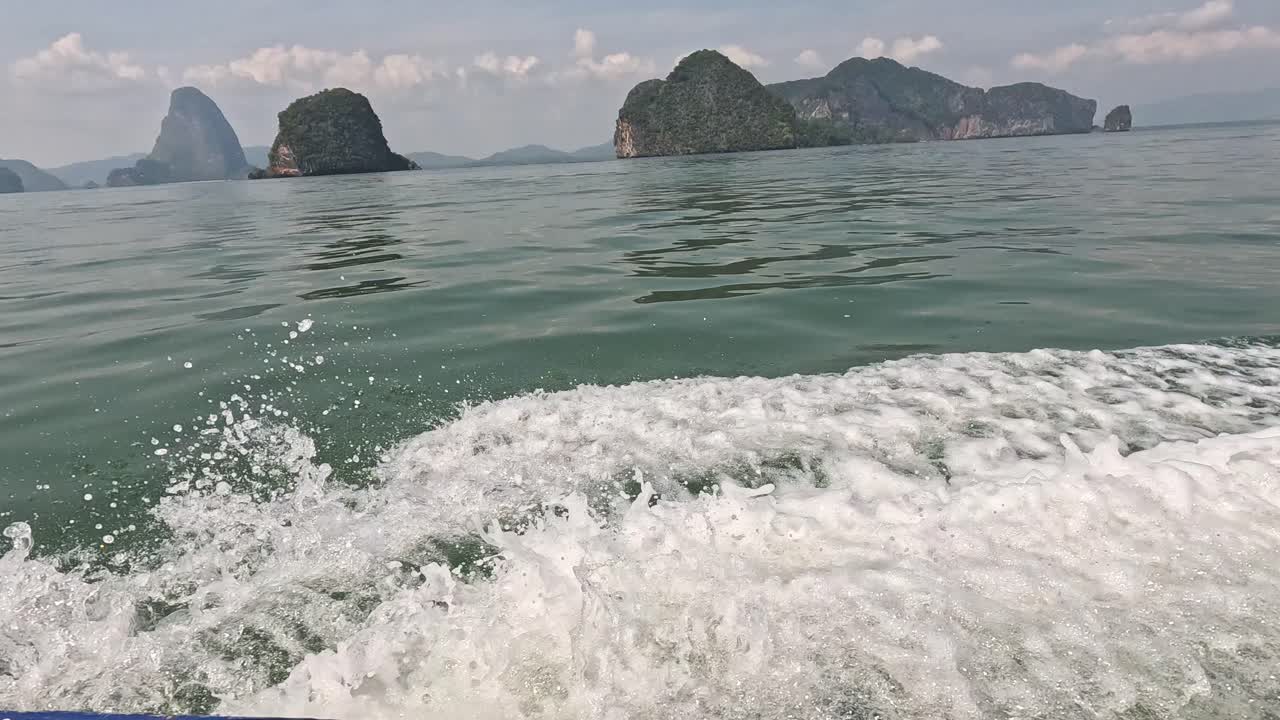 그림 같은 섬 근처 의 물 을 가로질러 항해 하는 배