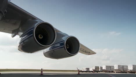 motores a reacción dobles unidos al ala de la aeronave en luz de fondo cinematográfica - transporte de ingeniería, turbina, concepto de viaje