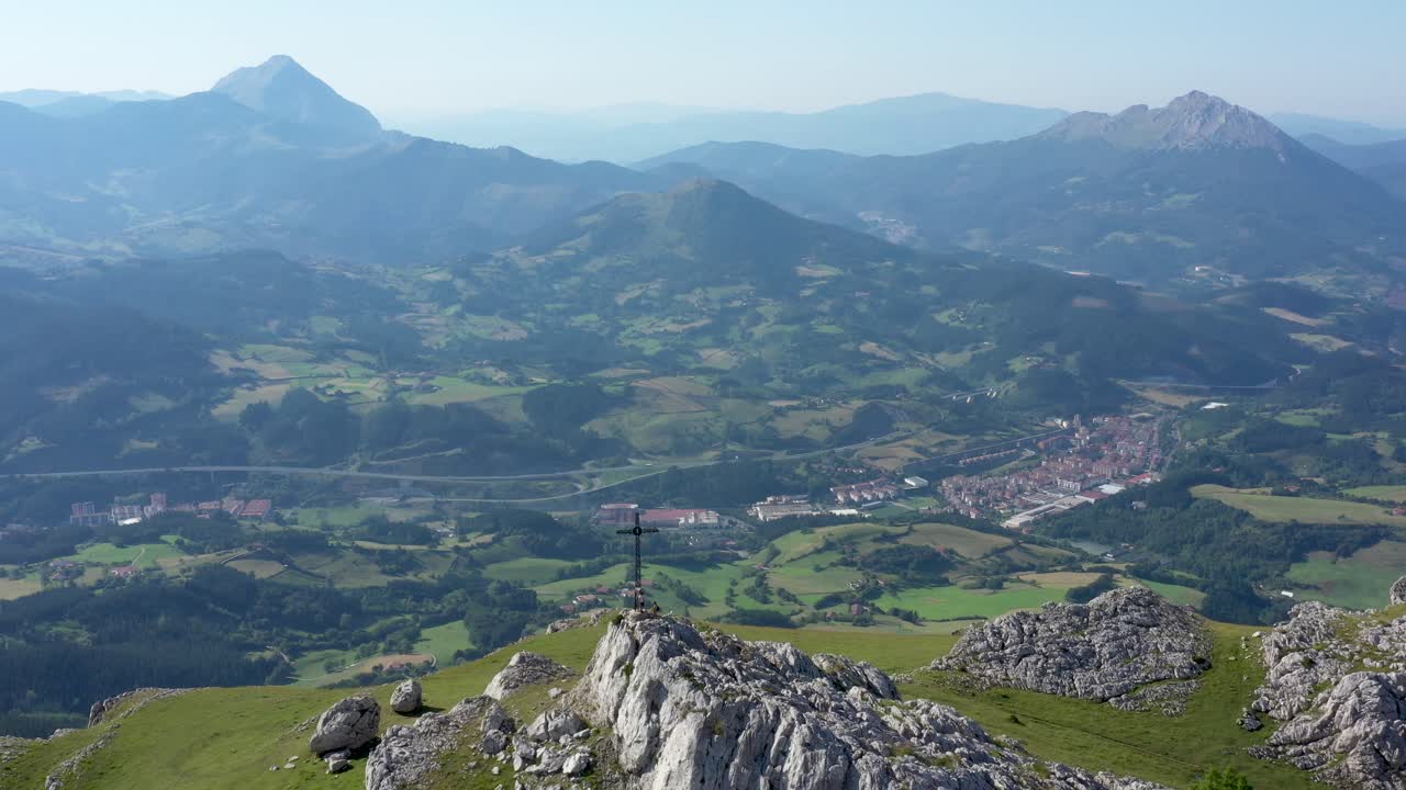 바스크 지방의 산 꼭대기에 있는 대형 철 십자가의 공중 드론 보기