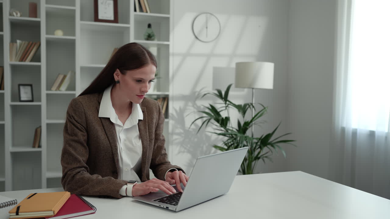 Donna che lavora su un portatile in un ufficio