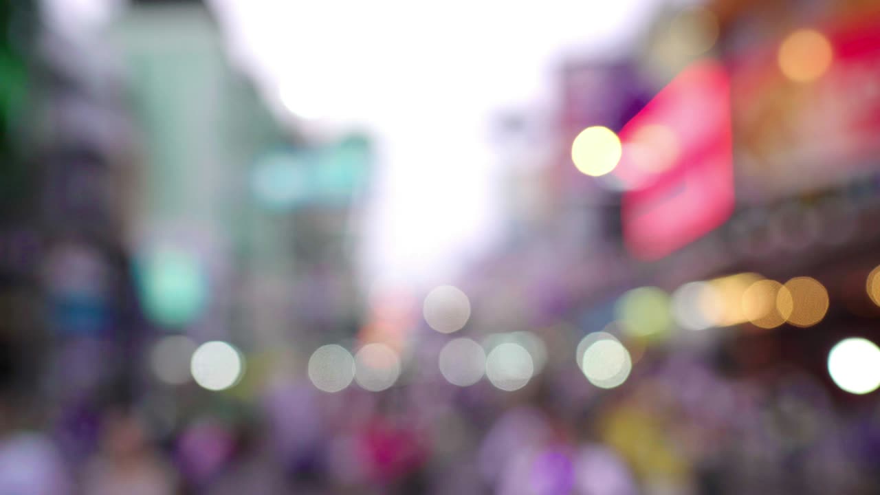 puesto de comida en el mercado nocturno en la calle para el fondo borroso abstracto.