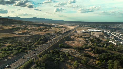 Hermosa-Vista-De-Drones-Cerca-De-La-Puesta-De-Sol-Volando-Paralelo-A-Redwood-Road-En-Bluffdale-Utah-Mirando-Al-Norte