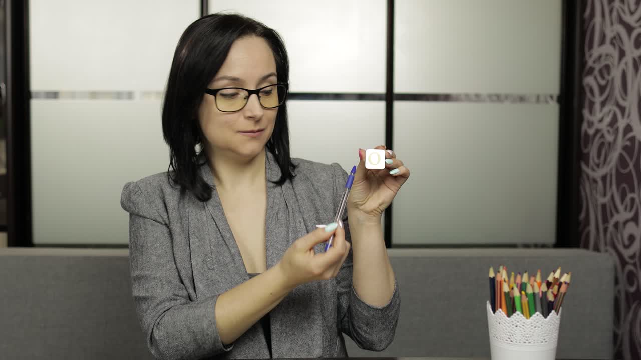 maestra haciendo videoconferencia. educación a distancia con la clase de los niños en casa